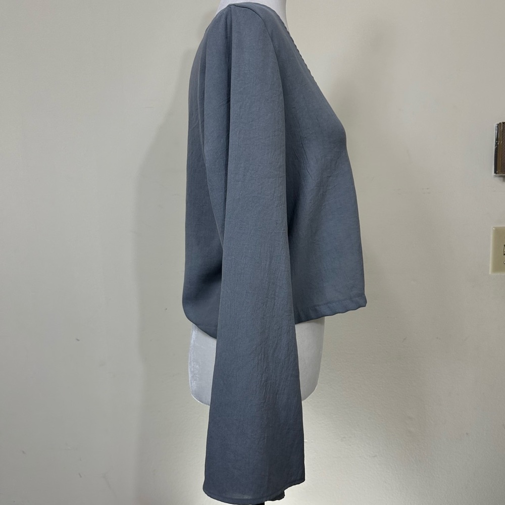 emory park Soft Grey Cropped Waist an Alluring V-Neck Button Up Shirt Top L - Picture 8 of 14